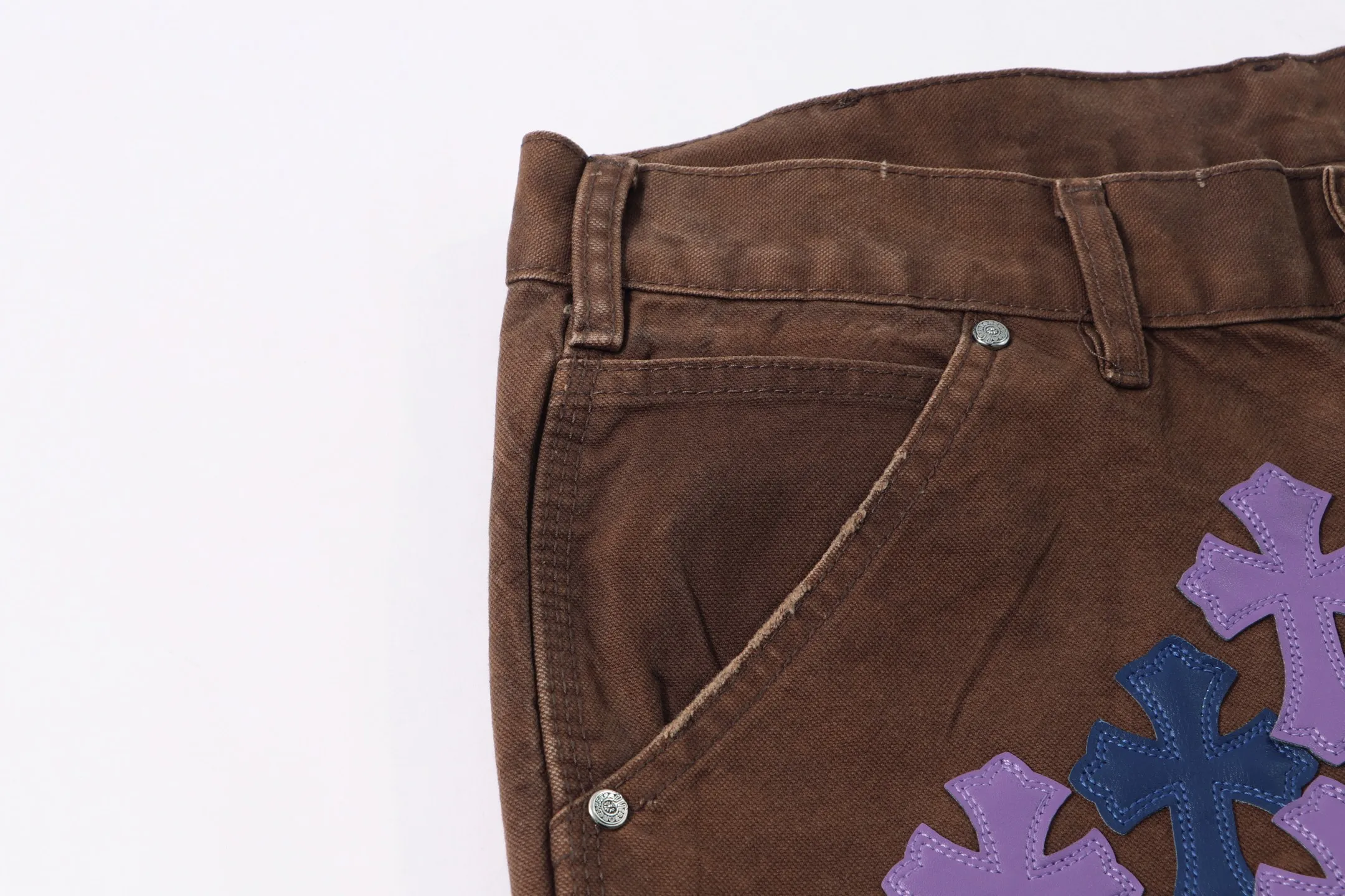 P290 Style No.: H92 Croxin & 𝐂𝐡𝐫𝐨𝐦𝐞 𝐇𝐞𝐚𝐫𝐭 Pingtai SS25 Colorful Large Leather Denim Logging Pants. Styles with different washed textures are very friendly to people with thin legs. The slightly flared version perfectly modifies the leg shape. The timeless and moderate length makes it easy to match and match. It is the basis for various styles and is a must-have in your wardrobe! The fabric is stiff but also makes the upper body soft without losing texture. The washing process is even more perfect. It is a must-have item for everyone! ! !  Color: primary color Size: 28-30-32-34-36